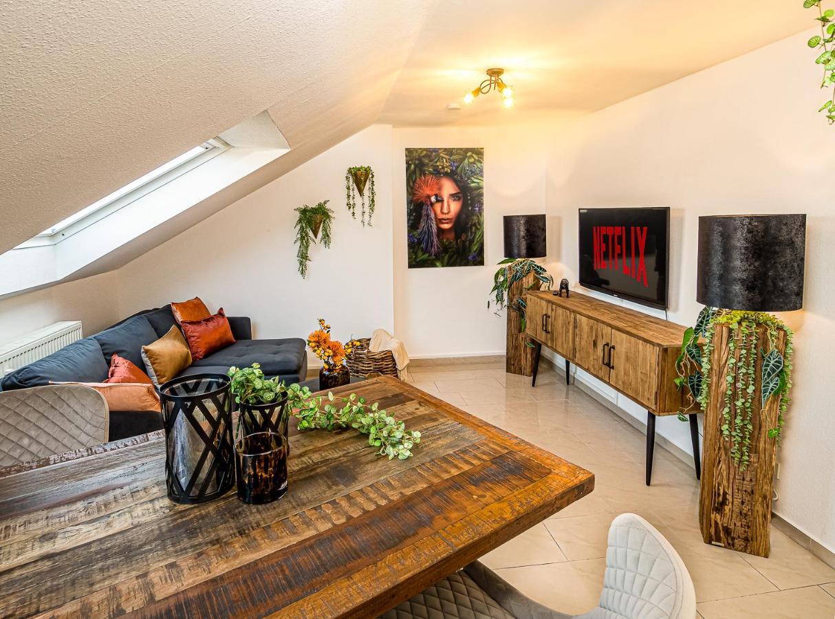 Apartment By Junik *